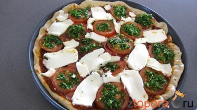 Пицца с салатом-латук и моцареллой 
