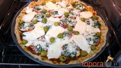 Пицца с салатом-латук и моцареллой 