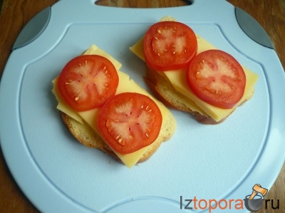 Горячие бутерброды с помидорами и сыром 