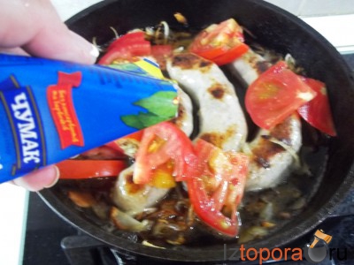 Домашние колбаски тушеные в томатном соусе 