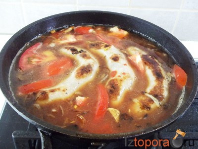 Домашние колбаски тушеные в томатном соусе 